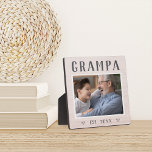 Rustikales Personalisiertes Grampa Grandpa Foto Fotoplatte<br><div class="desc">Die individuelle Opa-Plakette zum Vatertag,  Geburtstag oder Großelterntag zeigt ein beliebtes Foto seines Enkels oder seiner Enkel mit "Grampa" oben in rustikalem Schriftsatz. Personalisieren Sie mit dem Jahr,  in dem er ein Großvater wurde,  oder fügen Sie eine benutzerdefinierte Nachricht oder Name.</div>