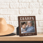 Rustikales Personalisiertes Grampa Grandpa Foto Fotoplatte<br><div class="desc">Die individuelle Opa-Plakette zum Vatertag,  Geburtstag oder Großelterntag zeigt ein beliebtes Foto seines Enkels oder seiner Enkel mit "Grampa" oben in rustikalem Schriftsatz. Personalisieren Sie mit dem Jahr,  in dem er ein Großvater wurde,  oder fügen Sie eine benutzerdefinierte Nachricht oder Name.</div>