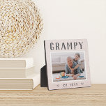 Rustikales Personalisiertes Grandpa-Foto Fotoplatte<br><div class="desc">Die individuelle Opa-Plakette zum Vatertag,  Geburtstag oder Großelterntag zeigt ein beliebtes Foto seines Enkels oder seiner Enkel mit "Grampy" oben in rustikalem Schriftsatz. Personalisieren Sie mit dem Jahr,  in dem er ein Großvater wurde,  oder fügen Sie eine benutzerdefinierte Nachricht oder Name.</div>