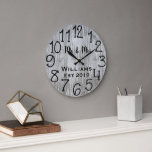 Rustikales Personalisiertes Grauholz Große Wanduhr<br><div class="desc">Ein wunderschönes, einzigartiges, personalisiertes Design mit einem schwarzen personalisierten Namen in einem Skript-Schriftart-Overlay-Design und der Nachname und das Jahr in einem kühnen Skript mit grauem Holzhintergrund. Personalisieren Sie diese Uhr, indem Sie Ihre persönlichen Daten hinzufügen. Macht eine großartige Hochzeit, ein Jubiläum oder ein Geschenk für die Hauswärmung. Klicken Sie auf...</div>
