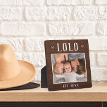 Rustikales Personalisiertes Lolo Grandpa Foto Fotoplatte<br><div class="desc">Die individuelle Opa-Plakette zum Vatertag,  Geburtstag oder Großelterntag zeigt ein beliebtes Foto seines Enkels oder seiner Enkel mit "Lolo" oben in rustikalem Schriftsatz. Personalisieren Sie mit dem Jahr,  in dem er ein Großvater wurde,  oder fügen Sie eine benutzerdefinierte Nachricht oder Name.</div>