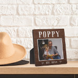 Rustikales Personalisiertes Mohnblütengrandpa-Foto Fotoplatte<br><div class="desc">Die individuelle Opa-Plakette zum Vatertag,  Geburtstag oder Großelterntag zeigt ein beliebtes Foto seines Enkels oder seiner Enkel mit "Poppy" oben in rustikalem Schriftsatz. Personalisieren Sie mit dem Jahr,  in dem er ein Großvater wurde,  oder fügen Sie eine benutzerdefinierte Nachricht oder Name.</div>