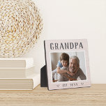 Rustikales Personalisiertes Opa-Foto Fotoplatte<br><div class="desc">Die individuelle Opa-Plakette zum Vatertag,  Geburtstag oder Großelterntag zeigt ein beliebtes Foto seines Enkelkindes oder seiner Enkel mit dem oben genannten "Opa" in rustikaler Schrift. Personalisieren Sie mit dem Jahr,  in dem er ein Großvater wurde,  oder fügen Sie eine benutzerdefinierte Nachricht oder Name.</div>