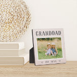 Rustikales Personalisiertes Opa-Foto Fotoplatte<br><div class="desc">Die individuelle Opa-Plakette zum Vatertag,  Geburtstag oder Großelterntag zeigt ein beliebtes Foto seines Enkelkindes oder seiner Enkel mit "Opa" oben in rustikalem Schriftsatz. Personalisieren Sie mit dem Jahr,  in dem er ein Großvater wurde,  oder fügen Sie eine benutzerdefinierte Nachricht oder Name.</div>