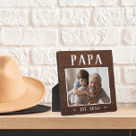 Rustikales Personalisiertes Papa Grandpa Foto Fotoplatte<br><div class="desc">Die individuelle Opa-Plakette zum Vatertag,  Geburtstag oder Großelterntag zeigt ein beliebtes Foto seines Enkels oder seiner Enkel mit "Papa" oben in rustikalem Schriftsatz. Personalisieren Sie mit dem Jahr,  in dem er ein Großvater wurde,  oder fügen Sie eine benutzerdefinierte Nachricht oder Name.</div>