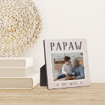 Rustikales Personalisiertes Papaw Grandpa-Foto Fotoplatte<br><div class="desc">Die individuelle Opa-Plakette zum Vatertag,  Geburtstag oder Großelterntag zeigt ein beliebtes Foto seines Enkelkindes oder seiner Enkel mit "Papaw" oben in rustikalem Schriftsatz. Personalisieren Sie mit dem Jahr,  in dem er ein Großvater wurde,  oder fügen Sie eine benutzerdefinierte Nachricht oder Name.</div>