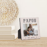 Rustikales Personalisiertes Papou Grandpa Foto Fotoplatte<br><div class="desc">Die individuelle Opa-Plakette zum Vatertag,  Geburtstag oder Großelterntag zeigt ein beliebtes Foto seines Enkels oder seiner Enkel mit "Papou" oben in rustikalem Schriftsatz. Personalisieren Sie mit dem Jahr,  in dem er ein Großvater wurde,  oder fügen Sie eine benutzerdefinierte Nachricht oder Name.</div>