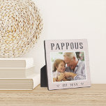Rustikales Personalisiertes Pappel Opa Foto Fotoplatte<br><div class="desc">Die individuelle Opa-Plakette zum Vatertag,  Geburtstag oder Großelterntag zeigt ein beliebtes Foto seines Enkelkindes oder seiner Enkel mit "Pappous" oben in rustikaler Schrift. Personalisieren Sie mit dem Jahr,  in dem er ein Großvater wurde,  oder fügen Sie eine benutzerdefinierte Nachricht oder Name.</div>