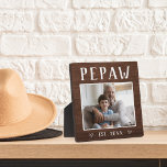 Rustikales Personalisiertes Pepaw Grandpa Foto Fotoplatte<br><div class="desc">Die individuelle Opa-Plakette zum Vatertag,  Geburtstag oder Großelterntag zeigt ein beliebtes Foto seines Enkelkindes oder seiner Enkel mit "Pepaw" oben in rustikaler Schrift. Personalisieren Sie mit dem Jahr,  in dem er ein Großvater wurde,  oder fügen Sie eine benutzerdefinierte Nachricht oder Name.</div>