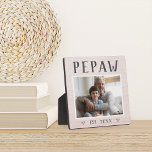 Rustikales Personalisiertes Pepaw Grandpa Foto Fotoplatte<br><div class="desc">Die individuelle Opa-Plakette zum Vatertag,  Geburtstag oder Großelterntag zeigt ein beliebtes Foto seines Enkelkindes oder seiner Enkel mit "Pepaw" oben in rustikaler Schrift. Personalisieren Sie mit dem Jahr,  in dem er ein Großvater wurde,  oder fügen Sie eine benutzerdefinierte Nachricht oder Name.</div>