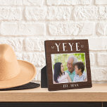 Rustikales Personalisiertes Yeye Grandpa-Foto Fotoplatte<br><div class="desc">Die individuelle Opa-Plakette zum Vatertag,  Geburtstag oder Großelterntag zeigt ein beliebtes Foto seines Enkelkindes oder seiner Enkel mit "Ja" oben in rustikaler Schrift. Personalisieren Sie mit dem Jahr,  in dem er ein Großvater wurde,  oder fügen Sie eine benutzerdefinierte Nachricht oder Name.</div>