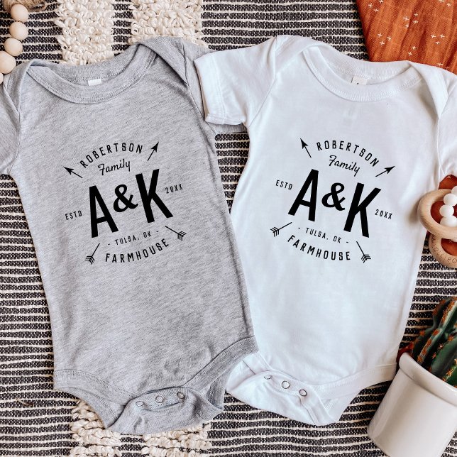 Rustikales Pfeil-Familienmonogramm-Farmhaus Baby Strampler (Von Creator hochgeladen)
