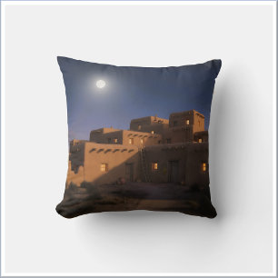 Rustikales Pueblo-Adobe-Haus unter mondbeschienene Kissen