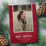 Rustikales Red Winter Weihnachts-Single Foto Feiertagskarte<br><div class="desc">Dieses schlichte und rustikale Urlaubsprojekt zeigt Ihr bestes Portrait-Foto über eine rustikale Papierstruktur in dunkelrot und das Wort "Frohe Weihnachten" in Vintagem Schriftzeichen . Ideal für Grußkarten im Bauernstil. Fügen Sie einfach Ihr bestes Foto, Ihre Familiennamen und das Jahr mit der Vorlage hinzu. Fügen Sie eine persönliche Nachricht auf der...</div>