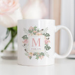 Rustikales rosa goldfarbenes Boho Custom Monogram Tasse<br><div class="desc">Die individuelle Kaffeemaschine im Boho-Stil bietet romantische Tasse-Blume,  botanische Blätter und rustikale Federakzente. Personalisieren Sie das Programm mit einem benutzerdefinierten Monogramm mit einem Namen und einem Anfangsbuchstaben. Die weiche Farbe umfasst hübsche Frühlingshöhe in Rosa,  Pfirsich,  Creme,  Grün,  Grau und Gold.</div>