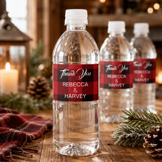 Rustikales Rotes Büffel karierte Weihnachtsfeier Wasserflaschenetikett (Rustic Red buffalo plaid Christmas winter wedding favor Water Bottle Label)