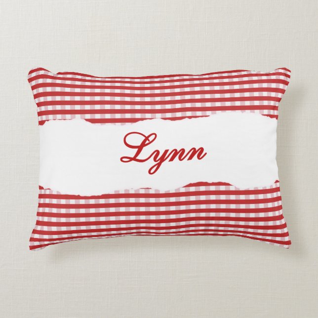 Rustikales rotes Gingham mit personalisiertem Name Dekokissen (Vorderseite)