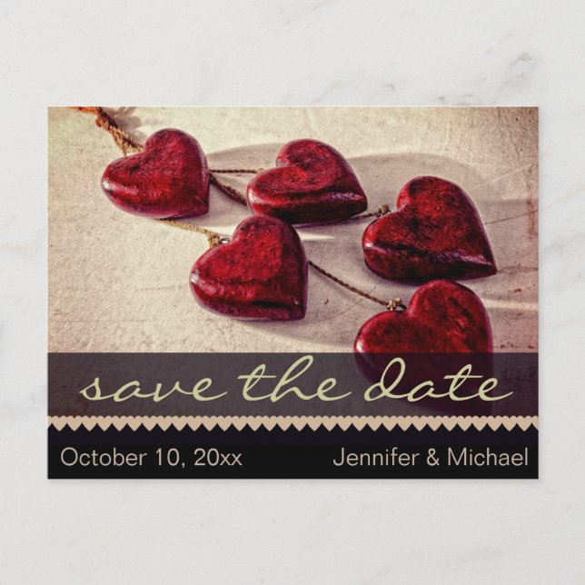 Rustikales Rotes und Schwarzes Herz Save the Date  Ankündigungspostkarte (Vorderseite)