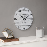 Rustikales Scheunenholz Familienname Bauernhaus gr Große Wanduhr<br><div class="desc">Rustikale Wanduhr aus Stallholz mit großen römischen Zahlen.
Sie können personalisieren und Ihren eigenen Namen und Jahr etabliert hinzufügen.</div>