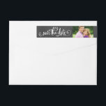 Rustikales Script-Chalkboard-Foto Save the Date<br><div class="desc">Maßgeschneiderte Hochzeitsskripte Save the Date Rücksendeadressen-Aufkleber bieten "Save the Date" Textdesign mit Platz für ein Foto und eine Rücksendeadresse. Hintergrund hat ein schwarzes Chalkboard Stil strukturiert Aussehen.</div>