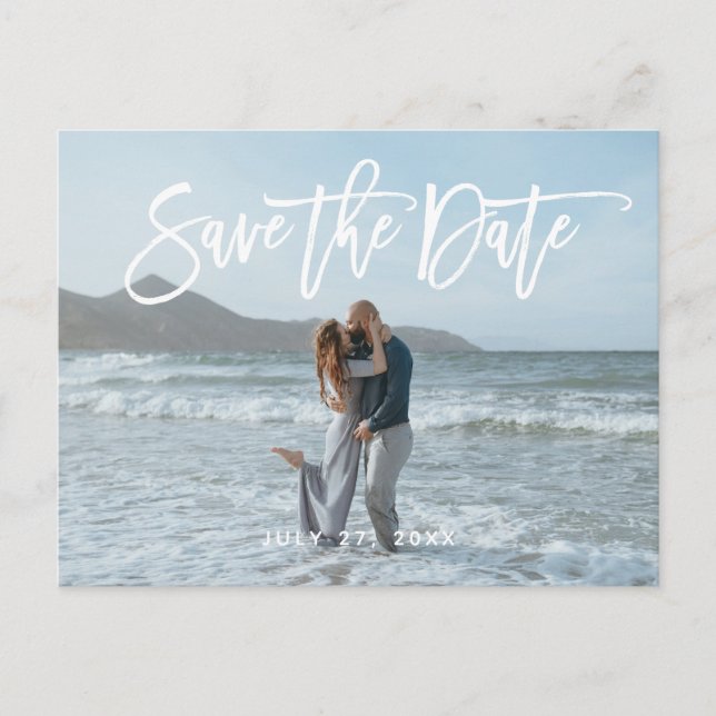 Rustikales Script Couple Foto Beach Save the Date Postkarte (Vorderseite)