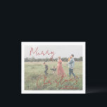 Rustikales Script-Foto Moderne Weihnachtskarte<br><div class="desc">Moderne Weihnachtskarte mit einem schlichten und minimalen Design mit "Frohe Weihnachten" in einem eleganten, roten rustikalen Drehbuch über Ihr Lieblingsbild zusammen mit Ihrem Familiennamen. Die Vorlage enthält ein weißes Overlay, das den Text über Ihrem Foto auffallen lässt und im Entwurfsbearbeitungsprogramm entfernt werden kann. Die Rückseite hat eine Foto-Collage, die aus...</div>