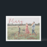 Rustikales Script-Foto Modernes Weihnachten<br><div class="desc">Moderne Weihnachtskarte mit einem schlichten und minimalen Design mit "Frohe Weihnachten" in einem eleganten, roten rustikalen Drehbuch über Ihr Lieblingsbild zusammen mit Ihrem Familiennamen. Die Vorlage enthält ein weißes Overlay, das den Text über Ihrem Foto auffallen lässt und im Entwurfsbearbeitungsprogramm entfernt werden kann. Die Rückseite hat eine Foto-Collage, die aus...</div>