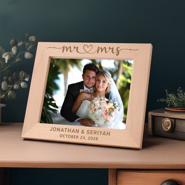 Rustikales Skript Hochzeit Herz Pfeile Mr. Mrs. Geätzte Rahmen (Rustic Script Wedding Heart Arrows Mr Mrs Etched Wood Frame)