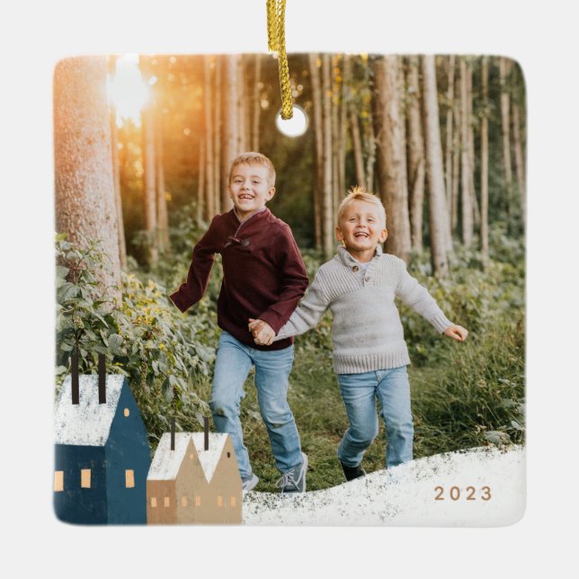 Rustikales Snowy Village Scene Foto Keramik Orname Keramikornament (Vorderseite)