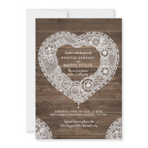 Rustikales Spitzen-Herz auf Holzheirat Einladung