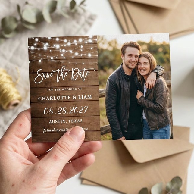 Rustikales Stallenholz-String-Lights Hochzeitssemb Save The Date (Von Creator hochgeladen)