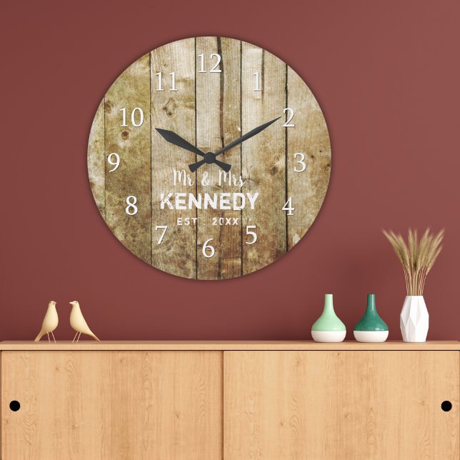 Rustikales Stallholz - Ehepaar Große Wanduhr (Rustic Barn Wood Couple Name Wedding Anniversary Large Clock - Anniversary gift ideas)
