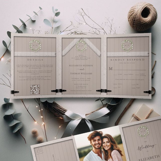 Rustikales Stallholz Eukalyptus-Wappen Elegante Ho Dreifach Gefaltete Einladung (rustic barn wedding invitation all in one eucalyptus crest light wood country cottage farm formal)