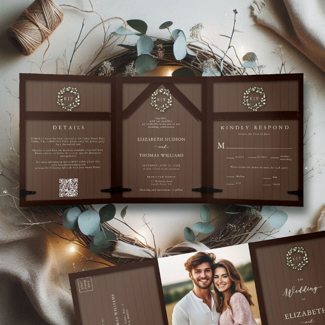 Rustikales Stallholz Eukalyptus-Wappen feierliche  Dreifach Gefaltete Einladung (rustic barn wedding invitation all in one eucalyptus crest dark wood country cottage farm formal)