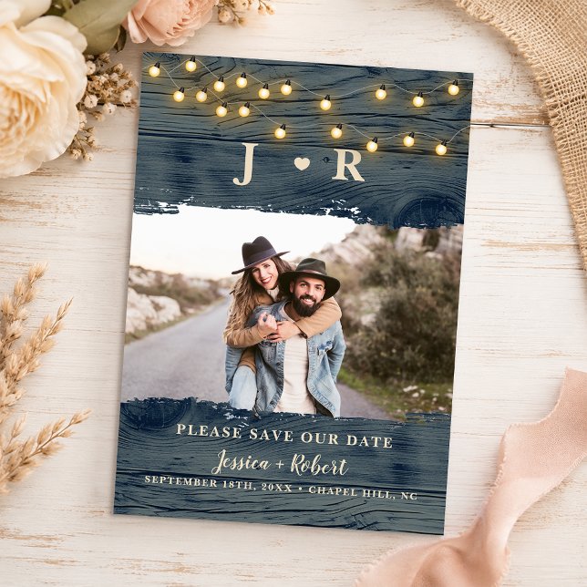 Rustikales Stallholz-Monogramm-Foto Save the Date Einladung (Rustic Navy Barn Wood Monogram Photo Save the Date Card)