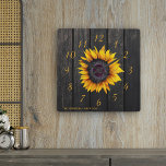 Rustikales Stallsonnenblütenhaus Quadratische Wanduhr<br><div class="desc">Rustikale Wanduhr im Landstil mit gelber goldener Sonnenblume auf dunkelbraunem Holzboden.                  Persönlich mit Ihrem Familiennamen und Text!               Es kann ein schönes Sake-Geschenk für Ihr Familienjubiläum,  Hochzeit,  Ehepaar,  Hauswärmung sein.</div>