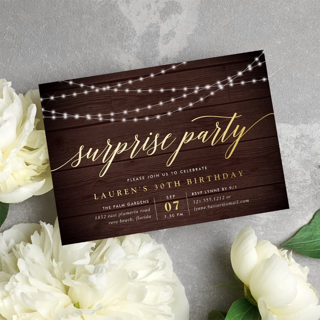 Rustikales String Lights Überraschendes Party Folieneinladung (Von Creator hochgeladen)