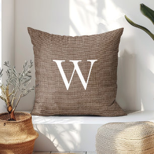 Rustikales tiefbraunes falsches Jute-Monogramm Kissen