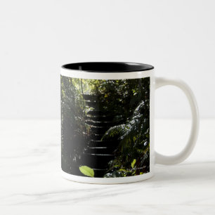 Rustikales Treppenhaus/Fußweg im Wald, Sonnenlicht Zweifarbige Tasse