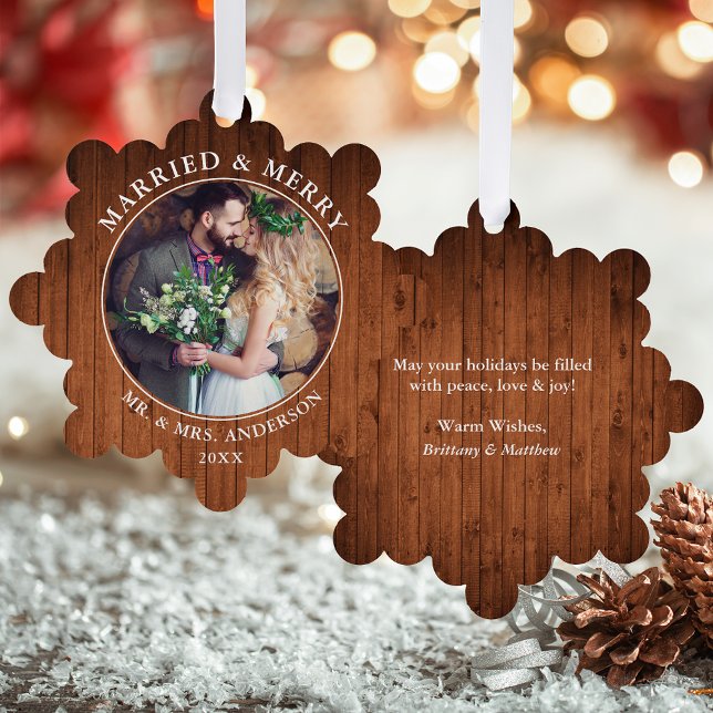 Rustikales Verheiratetes und fröhliches HochzeitsF Ornament Karte (A greeting card that is also an ornament! Customize with your photo and personalized text.)