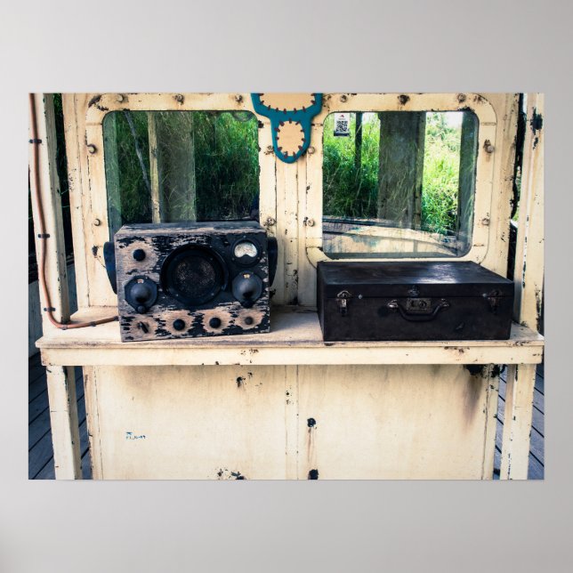 Rustikales Vintages Radio und gewittertes Gehäuse Poster (Vorne)