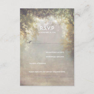 Rustikales Waldbaumleuchter Hochzeitsszenario RSVP Karte