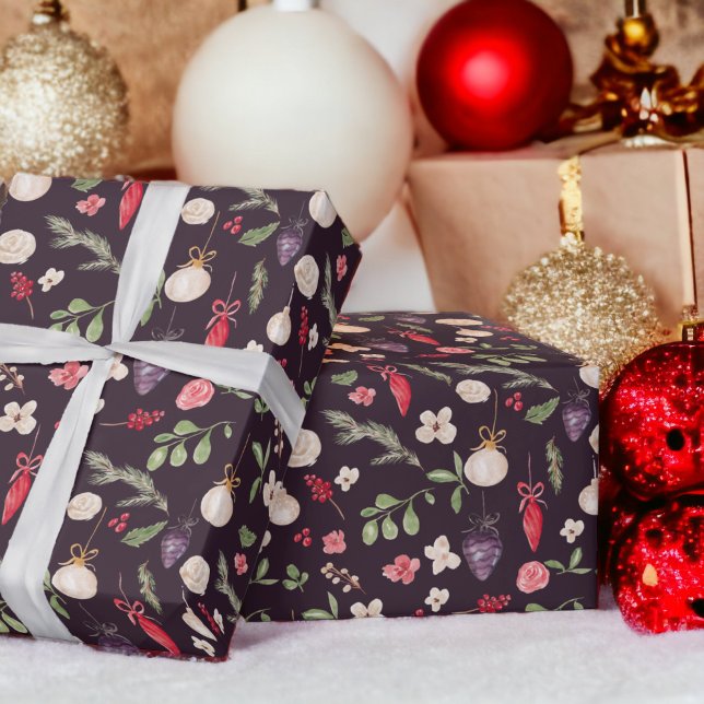 Rustikales Weihnachtsblumenbaummuster Geschenkpapier (Rustic Christmas floral bauble watercolor pattern Wrapping Paper on purple)