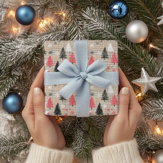 Rustikales Weihnachtsklima mit Bäumen und Schneefl Geschenkpapier (Von Creator hochgeladen)