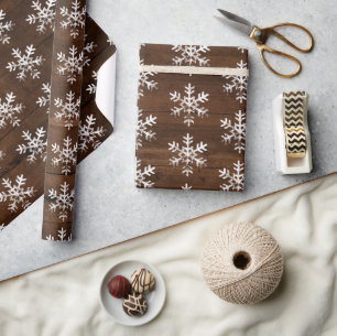 Rustikales weißes Schneeflocken dunkles Holz Geschenkpapier