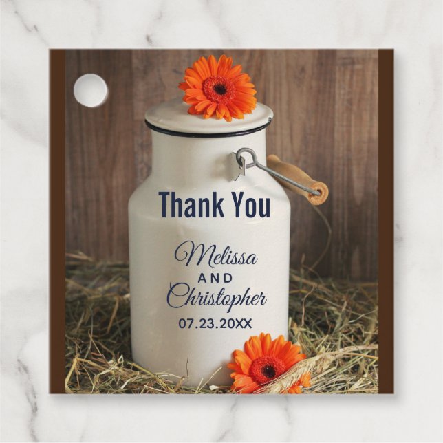 Rustikales Weißmilch Jug mit Orangen Blume Hochzei Geschenkanhänger (Vorderseite)