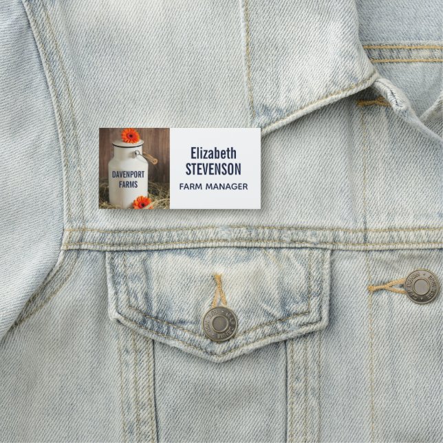 Rustikales Weißmilchjogg mit orangefarbenem Blume- Namensschild (Beispiel)