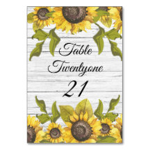 Rustikales, wetterfestes, weißes Holz Sonnenblumen