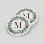 Rustikales Wintergrün Monogram, Initialzündung<br><div class="desc">Elegantes Rundurlaub Drink Untersetzer Design zeichnet sich durch einen rustikalen,  eleganten,  weißen Holzkorn Hintergrund mit einem Kranz von Winter Aquarell Grün aus,  der eine Familie / Nachname Monogramm Initial.</div>