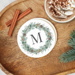 Rustikales Wintergrün Monogram, Initialzündung<br><div class="desc">Elegantes,  runder,  weißer Untersetzer-Design mit rustikalem,  elegantem,  weißem Holzkorn mit einem Kranz im Winter Aquarell-Grün umrahmt ein Familiennamen / Familiennamen Monogramm Initial. Enthält eine weiße Hintergrundfarbe.</div>